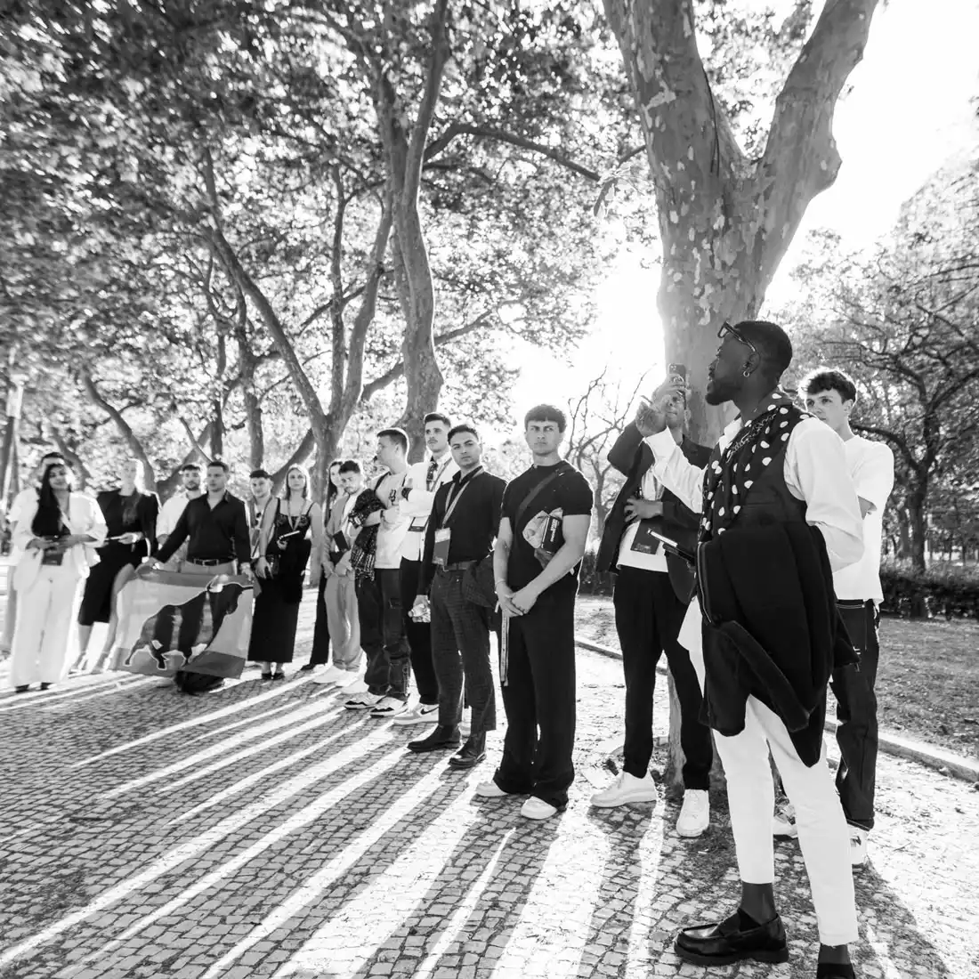 Grupo de la comunidad retratado en blanco y negro