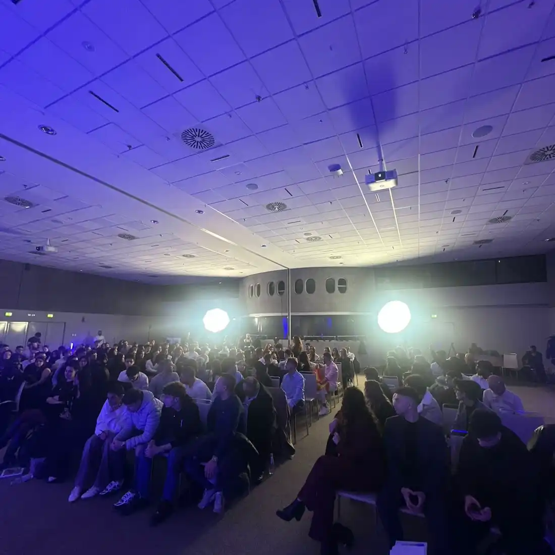 Sala de conferencias iluminada en azul