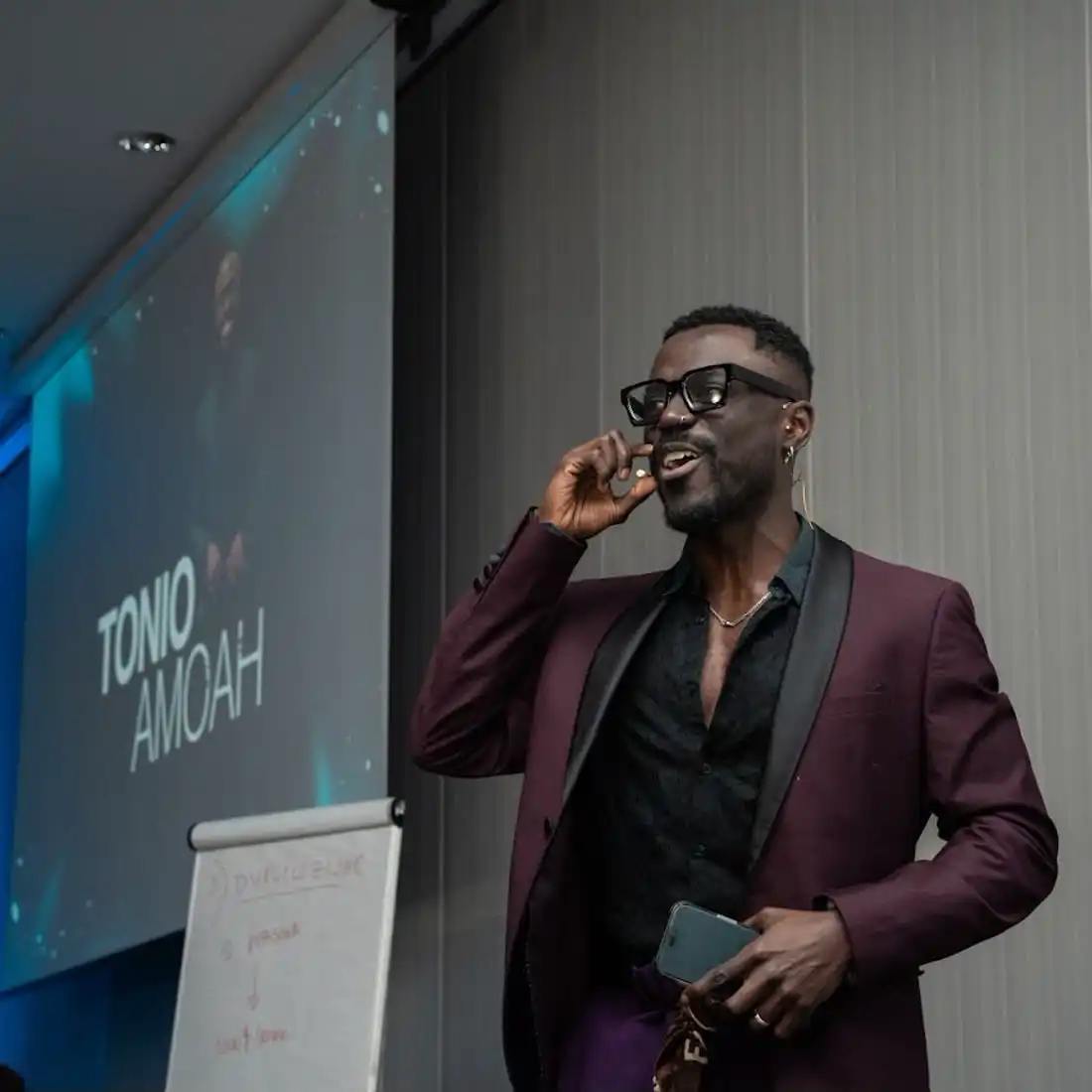 Tonio Amoah en el escenario con su nombre en la pantalla